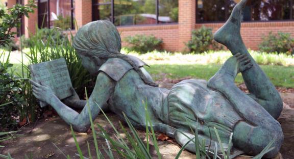 Statue of a girl reading