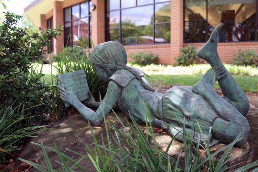 Statue of a girl reading